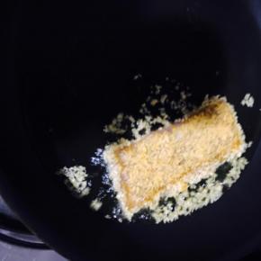 汉堡胚先挤上一层沙拉，铺上生菜，再挤一层沙拉！