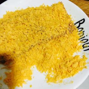 放进烧热的油锅里中火快速翻面炸30秒就好了