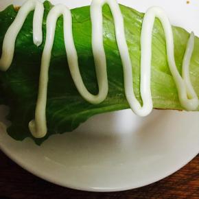 放上培根，每夹一层都挤上沙拉，沙拉根据个人喜好选择用量！最后在盖上生菜加色拉盖上汉堡。