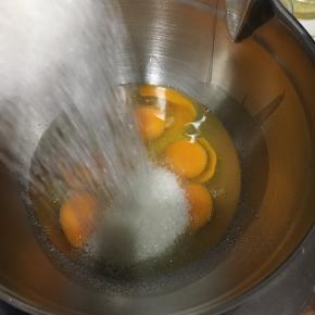 全蛋加入白砂糖高速打发！