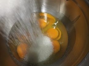 全蛋加入白砂糖高速打发！