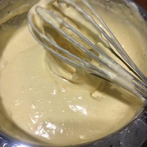 用J字翻拌的手法，轻快翻拌均匀，且看不到干粉的状态！我喜欢用手抽翻拌，可以快速拌匀不消泡