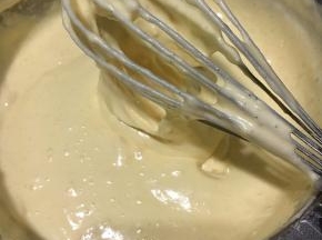 用J字翻拌的手法，轻快翻拌均匀，且看不到干粉的状态！我喜欢用手抽翻拌，可以快速拌匀不消泡