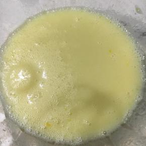 牛奶和油一同加入提前腌制好的柠檬皮屑里，速度搅拌均匀成乳化状。「混合」