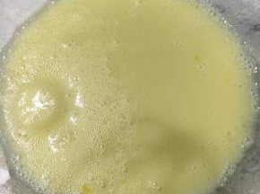 牛奶和油一同加入提前腌制好的柠檬皮屑里，速度搅拌均匀成乳化状。「混合」