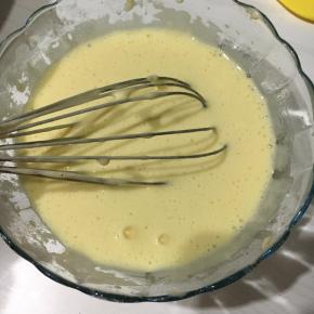 取出一勺面糊放进拌好的柠檬皮屑碗里，搅拌均匀。