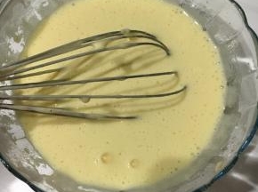 取出一勺面糊放进拌好的柠檬皮屑碗里，搅拌均匀。