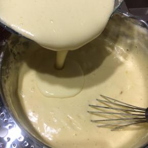 第7步搅拌均匀后沿边缘到入面糊盆内。快速翻拌均匀。烤箱开始预热150度「翻拌要轻快，避免消泡」