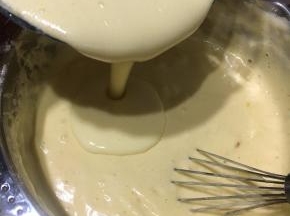 第7步搅拌均匀后沿边缘到入面糊盆内。快速翻拌均匀。烤箱开始预热150度「翻拌要轻快，避免消泡」