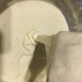 翻拌好的面糊呈漂亮的飘带状。