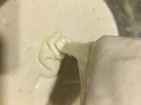 翻拌好的面糊呈漂亮的飘带状。