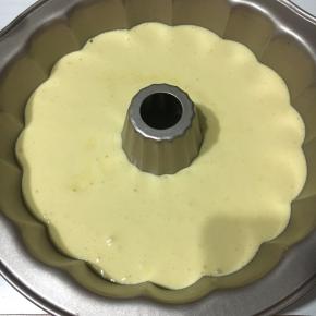 倒入学厨10寸不沾南瓜模具中！放进预热好的烤箱，150度，40分钟。