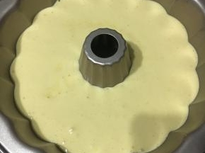 倒入学厨10寸不沾南瓜模具中！放进预热好的烤箱，150度，40分钟。