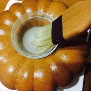 出炉后倒扣，待微微冷却，自动会脱落！完全不沾！用10g柠檬汁+5g糖粉+3g朗姆酒，搅拌均匀，调制刷面。「不刷面也可直接食用」