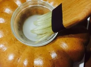 出炉后倒扣，待微微冷却，自动会脱落！完全不沾！用10g柠檬汁+5g糖粉+3g朗姆酒，搅拌均匀，调制刷面。「不刷面也可直接食用」