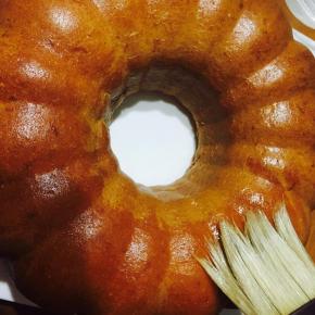 用毛刷均匀刷在蛋糕上！