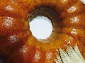 用毛刷均匀刷在蛋糕上！