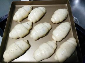 放烤箱二发至两倍大，表面喷水，撒白芝麻，用手将芝麻轻轻按一下，使之粘合更紧