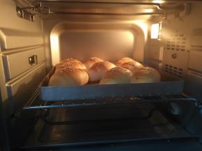 放入预热好的烤箱中层，上下火160度，烘烤20分钟，表面上色均匀后即可出炉，趁热抹熟油