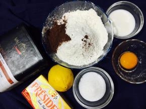 准备好所需食材！柠檬一个，可以先把柠檬皮泡下！再把柠檬汁挤出来，一个柠檬汁也能35-40g 的量。