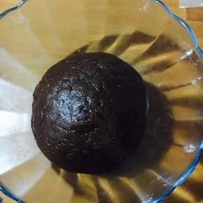 取出面团擀成饺子皮厚度大小。