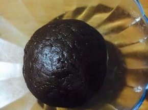 取出面团擀成饺子皮厚度大小。