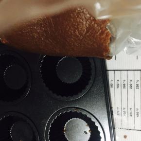 真理好边缘，底部插几个小孔！防止烤制的时候底部隆起，不要插穿了哦！