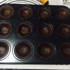 压一层吸油纸铺上绿豆，或红豆，或……鹅软石，哈哈哈，还是防止底部隆起！170度，底层，25分钟，