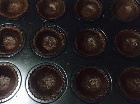 压一层吸油纸铺上绿豆，或红豆，或……鹅软石，哈哈哈，还是防止底部隆起！170度，底层，25分钟，