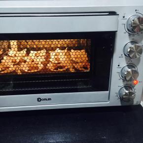 导入烤制好的挞皮重中，放入冰箱冷藏2小时待稍稍凝固食用味道更佳！最后洒上少许糖粉....美味不可挡.