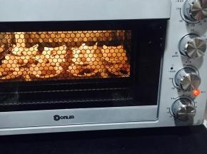 导入烤制好的挞皮重中，放入冰箱冷藏2小时待稍稍凝固食用味道更佳！最后洒上少许糖粉....美味不可挡.