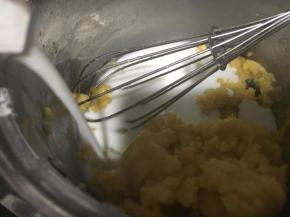 再倒入50g的牛奶。继续搅拌