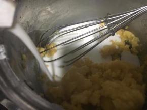 再倒入50g的牛奶。继续搅拌