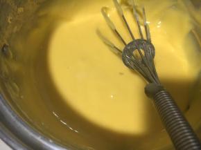 再次搅拌成细腻的蛋黄糊。