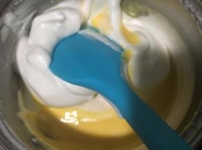 取1/3蛋清到蛋黄糊里翻拌均匀！