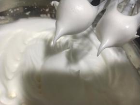 4个蛋清加40g白天糖和几滴的柠檬汁，打发至干性冒短尖角状态。