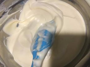 记住是翻拌喔，之前步骤是搅拌，翻拌弧度可以大一些快一些，次数少一些，尽快翻拌完以免消泡。