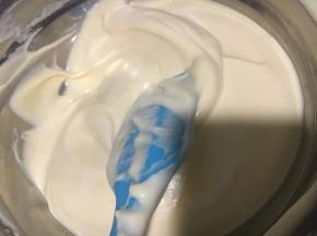 记住是翻拌喔，之前步骤是搅拌，翻拌弧度可以大一些快一些，次数少一些，尽快翻拌完以免消泡。