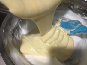 翻拌好的蛋黄糊再倒进剩下的2/3蛋清里，继续翻拌均匀。「烤箱开始预热170度」
