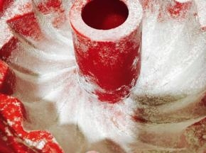 8寸萨瓦林模具刷上黄油，撒少许干粉，防沾连，方便脱模。