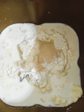 除黄油外的所有面团材料揉光滑后加入黄油揉至完全阶段。（取一小块面团用手指撑开有坚韧的不易破薄膜即可