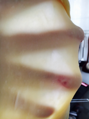 柔好后检查面团，珞撑开看看