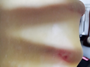 柔好后检查面团，珞撑开看看