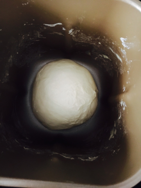 放入面包机发酵至两倍大「也可以放碗热水送入烤箱密闭发酵