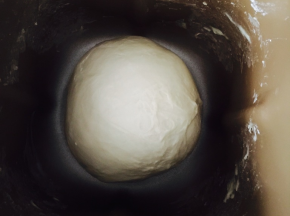 放入面包机发酵至两倍大「也可以放碗热水送入烤箱密闭发酵