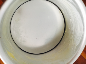 戚风磨具内壁抹上薄薄一层黄油