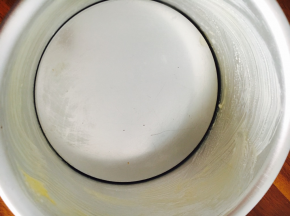 戚风磨具内壁抹上薄薄一层黄油