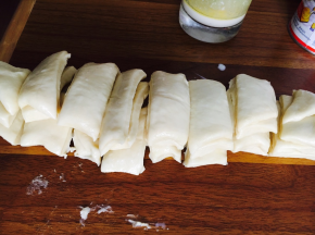 4等份以碟罗汉方式叠加，再横切成8等份！