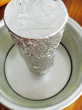 这个面包要用个6寸中空戚风模具。如果你还爱我，不要问....「...我！没！有！自制吧，中间是椰汁罐喝完包裹上锡纸...」