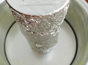 这个面包要用个6寸中空戚风模具。如果你还爱我，不要问....「...我！没！有！自制吧，中间是椰汁罐喝完包裹上锡纸...」